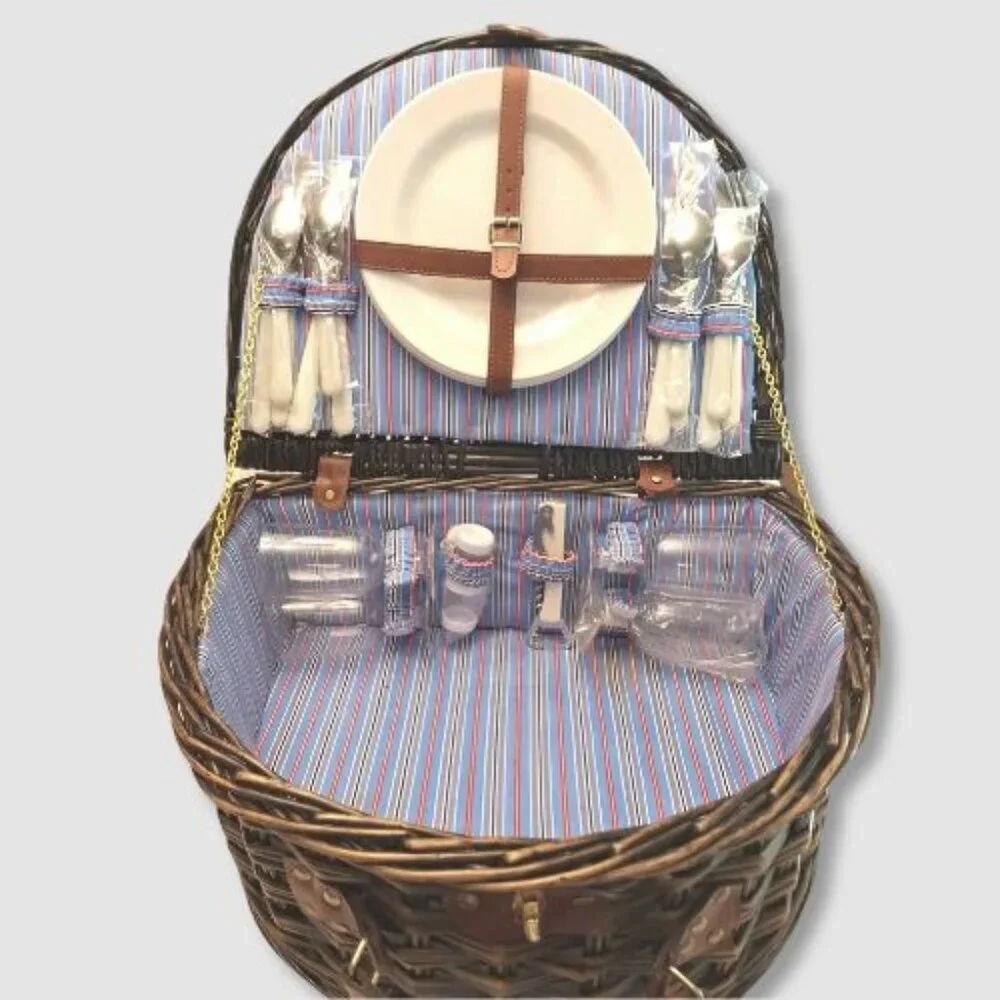 VINTAGE PICNIC BASKET Brown Classic Old Fashioned Outdoors Complete Set For Four